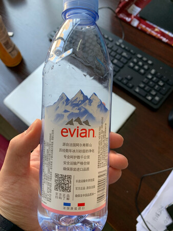 水是人体必需的物质，然而水的质量却千差万别。国内往往并不了解水的种类，依云属于天然矿泉水，和怡宝、冰露之流的“纯净水”是有本质区别的。纯净水经过Ro反渗透、电解析等步骤，一般都是自来水直接处理得到，也没有什么天然元素和矿物质。因此在预算充足的情况下，还是推荐天然矿泉水，国内的恒大冰泉、昆仑山等属于天然矿泉水。这次出于尝鲜的目的，购买了依云。与国内品牌相比，依云的包装明显精美许多，流畅的瓶身设计加上淡蓝色的观感，以及恰到好处的雪山（阿尔卑斯山）logo和红色的标志，恰好又符合了法国国旗的颜色（红白蓝色），不得不说这种颜色天生适合设计搭配，非常协调。依云的鳃含量比较高，这也是依云最大的营养价值卖点，不过一分钱一分货，一般来说依云的偏硅酸和鳃离子含量要比斐济水低一些（当然斐济一般要10块钱一瓶）。所以总的来说，在预算比较好的情况下，我推荐恒大冰泉和依云之类的中端偏上的水作为自己日常饮用水的来源。不过不建议烧开，因为烧开会对水的质量和口感产生影响
