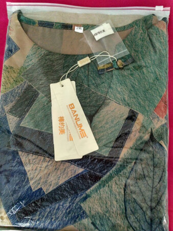 衣服收到，衣服还可以，快递员服务态度很好。