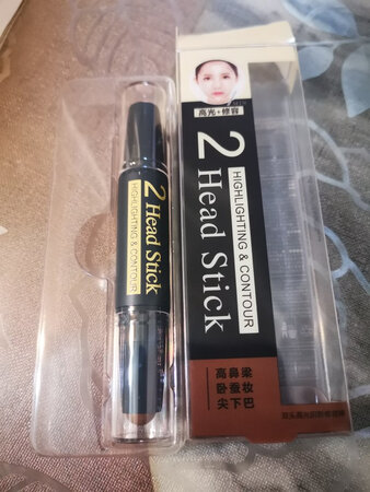 产品包装：包装很标准，精美，严实。符合三包质量标准，标识清楚，产品成分详细，生产厂商名称，地址，生产日期等，全部齐全。
产品质感：质地柔滑，易推开。颜色比较适合大众化肤色。
适合肤质：应该适合不同的肤质。现在秋季使用，觉得刚好。
遮瑕效果：遮暇效果不错，能遮盖小瑕疵。高光部分自然又能提亮。阴影修容部分，原以为颜色会偏深，推开后，还可以，过渡自然。
保湿效果：现在是秋季，感觉涂些去还比较服贴。
其他特色：一支棒兼具修容+高光，大小合适，功能齐全，便于携带。
           在双11后，还能满2件享7折，再享受京东Plus优惠价，简直超值！可能比实体店买更便宜。性关比高！
           另外，特别要称赞京东的物流速度，今晚买，明天就收到。双11高峰期依然能保持1天送货到家，只有京东才做到。高效！快速！
京东Plus每个月给我的6张快递券，又能用上，太好了！