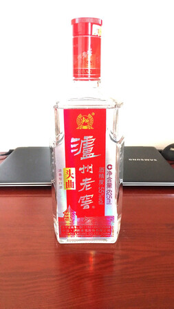 泸州老窖头曲浓香型白酒，55度625ml,酒体通透清亮，口感醇香浓厚，甘洌流畅，加大容量的瓶身，上档次的包装，自饮送人两相宜。是一款性价比极高的白酒。全五星好评！