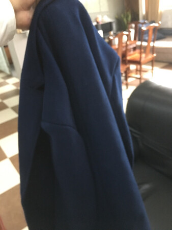 开车过隧道没收到电话通知，首先，发货速度和快递比较慢这一点不是很理想希望卖家改善。包装比较好，高大上。拆开摸一下，嗯比较厚实，颜色稍暗，没穿之前看到扣子和扣孔附近还有多余杂线，剪刀一拉，扣子掉了。心想：完了，又要出运费退货。还是试穿下吧：上身效果挺好，比较修身、显身材，穿的比较有型，听从卖家建议买稍大一码，扣一个扣子可以把大肚子隐掉还是那么有型，左边肩膀有些搁肩估计没设计好，穿一下应该会好吧。有些沾毛。这个价格差不多吧，看在有型的份上，小缺点可以接受。好评