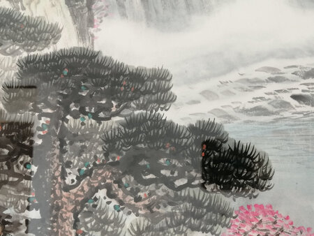 太漂亮了，原本想着2.1米太大了，想买小点的，客服非常细致的建议，4.3米的沙发墙，买小了不好看，最后我了2.1米的，挂到墙上确实漂亮！我在两幅画上拿不定主意，客服还帮助我进行画面分析，总之，这副画为房间增色不少。
大小尺寸：2.1
适用场景：客厅
装裱体验：细致入微
工艺品质：高档大气
收藏价值：有收藏证书，又能装饰客厅，又能升值，一举两得！
其他特色：绝非印刷品所能比的！