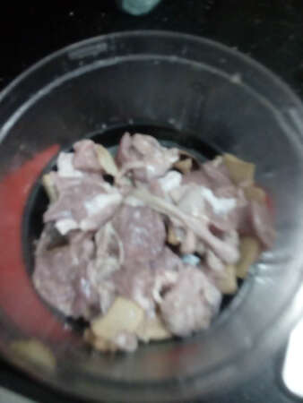 这是我动手绞了半小时的肉，可能是我买的肉太老