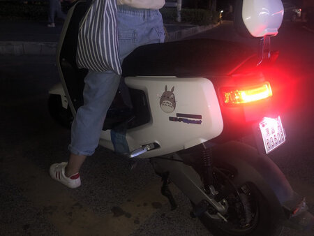 车子质量：小牛的做工一直都是很不错的，结实且完美！
电池续航：采用的是锂电池的设计，虽然这个电池有点小重（拎久了会感觉到有点累，有点重），但一想到可以拿上楼充电，且如果只是上楼的距离的话，那这问题，都变得不是问题了！
外形外观：有句话是这么说的：一直被模仿，从未被超越。我觉得这句话很适合放在小牛电动车上。相信挑车比较多的人也应该有类似的感受。反正至少在我看来，小牛的外观最独特，最好看！
骑行体验：相比起大车，这种车子属于比较轻便的那种类型，挺适合女生骑行的。那因为轻，所以有利有弊。好的地方就在于容易把控，车也抬得东，车撑也比较容易撑得起来。不好的地方在于，跑的太快，总感觉有点小飘（毕竟这个锂电池还是蛮强劲的）。
适用场景：适用于公交系统不太发达的城市，且出行范围不超过10公里的学生、年轻的上班一族。
其他特色：整车的改装挂点比较多（官方提前设计好了各种改造的挂点）。如果有兴趣的话，可以自行去网上买配件，自己设计与组装。