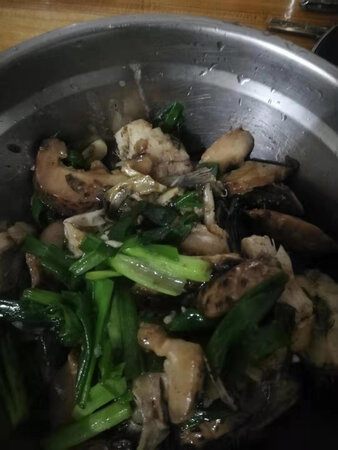 这花菇非常好，肉厚，够干身，口感也非常的好。炆炒，还是煮汤，都可以。真心不错，超值好货。