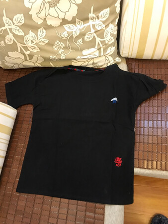 买的是军绿色，收到的衣服是黑色。差评。