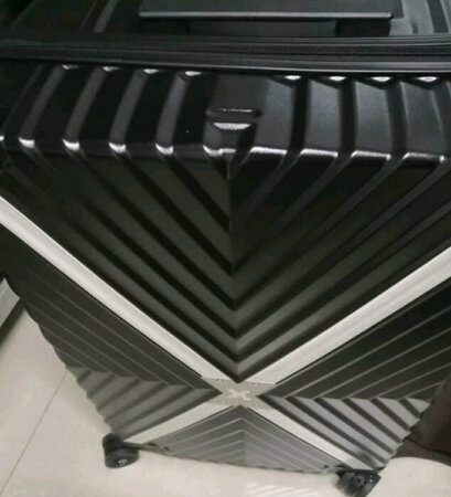 箱子高档大气，结实耐用，和卖家描述的一样，很不错。