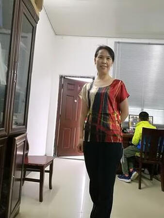 给姐姐买的，穿上很舒服很漂亮，颜色比拍摄的图片还漂亮，姐姐很满意！