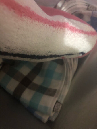 这个面料的毛巾洗脸有独特的舒服的感觉，关键它不容易越用越硬，比较适合孩子使用。颜色也比较舒服。