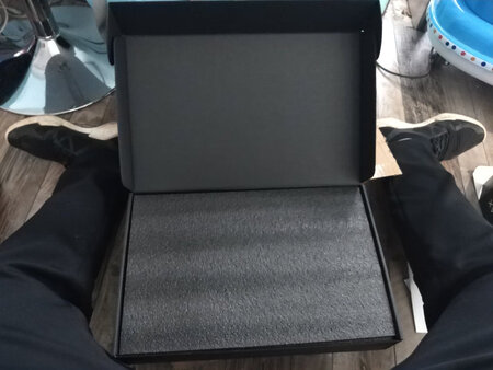 包装到位，送货及时。我买这个1050Ti大将版的原因是仅剩一件，而且送螺丝刀套装，相比1050Ti骁将版，多了个DVI接口，散热块儿的话多了一根铜管。缺点也是比较明显，就是显卡本身不长，因为散热风扇的固定外壳儿长了一截儿，所以无法塞入乔思伯c2机箱。都9102年了，我也不知道1050Ti还能干些啥。冲着螺丝刀买了这块儿显卡是不是有点儿虎？而且看着仅剩一件儿有点儿不爽，就是要买断它。