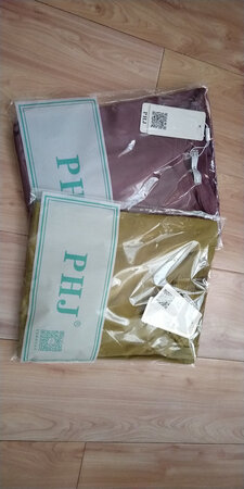 衣服已收到，颜色和图片一样，试穿了一下，大小合适，面料质感不错。在京东买东西质量还是比较放心的，这次我反复看了衣服的材质，款式，觉得这个款式比较适合自己的，穿着舒服，不是收得很紧的款式，我就是怕肩袖的位置太小了，试穿了一下感觉一点也不会紧绷，觉得还是很开心的，不错，颜色也是我想要的，颜色很纯，一次买了2件，另一件我按照标的尺码，买小了一个号，也合适，满意
