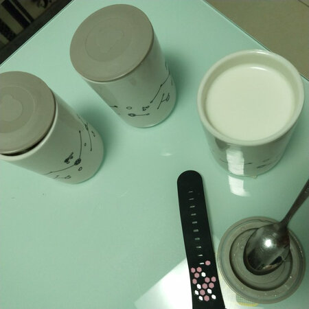 怀双胎导致便秘加重，然而妊娠糖尿病又不能吃甜食，所以才想到自己制作酸奶。
1L纯奶，放一条酸奶菌粉，8个小时发酵，然后冰箱冷藏12小时，如果可以吃甜的，放些糖。
常喝酸奶能降低血清胆固醇的水平。有实验证明，甚至在不用任何药物的情况下。每餐饮用约240克酸奶，一周后可见胆固醇降低。
常饮用酸奶还能促进肠道运动，缩短食物口到肛转运时间，软化酵解结肠内容物，增加粪便排泄量，预防便秘发生，有益干预防结肠癌。因此，酸奶在国外被誉为长寿食品。