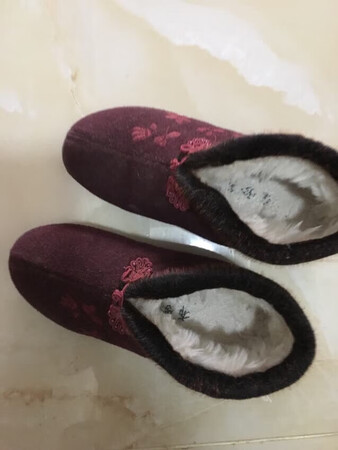 外观颜值：不错
舒适度：很好
尺码大小：标准
保暖效果：很不错
防滑效果：非常好
舒适程度：特别棒