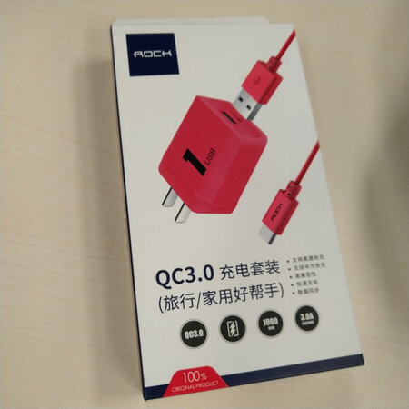 手机原厂的充电器丢了，立刻在京东下单购买了一下，配送超级大的快，第二天早上就送到了，直接打开开始使用，因为之前购买了这个牌子的充电头给无线充电版，所以直接选择了这个牌子，红色的比较亮，很喜欢，适合锤子手机使用，因为可以快充了，不过这个貌似不是苹果手机的快充设备，苹果用户就得考虑其他款了，使用了两天，确实很好，typec接口就是很快的，很喜欢，之后换手机的话也是可以用的，总体感觉不错