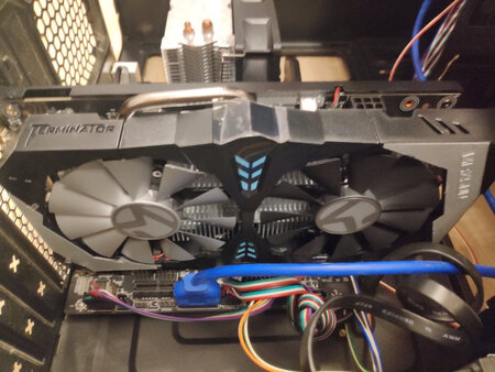 1050ti，时间回到三年前，我还记得当时的rx470d可以开核成rx470。这直接导致了GTX1050TI成了当时人人唾弃的“智商检测卡”。不过随着时间的过去，已经没有这种说法，我是帮助别人攒机，他的预算不多，也不玩太大的游戏，2019第二季度的今天选这个刚刚好。顺带一提：铭瑄这个牌子不错同德五虎出身，到目前虽然还是二线牌子但是确实性价比高。