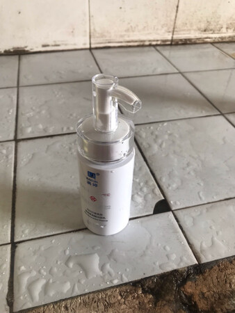 效果h有点明显，洗完脸上有点干疼的感觉，脸上出油也少了！