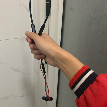 音质音效：非常好
做工质感：做工精致
其他特色：两只耳朵那里有磁力
舒适度：好
续航能力：续航能力完美