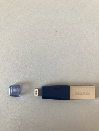 外观非常的小巧 甚至稍微有点拿不上手了 不过这更体现了它的优势所在呀。便携性就不怎么用多说了。速度没测试 不过 备份7个G左右的文件 放那大概十分 八分差不多吧      容量可以 和性价比还是很高的。最关键是解决了苹果和电脑传输问题。