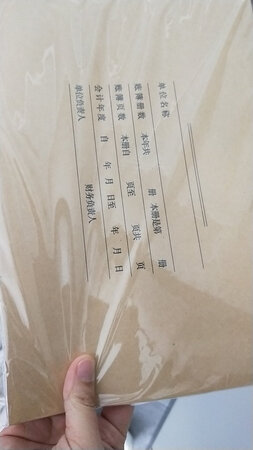 文件袋和封皮儿收到了。首先说一下手感，摸着特别舒服。其次封皮抖一抖，特别有韧性。封皮的大小正好是我想要的发票那么大。帐页的大小也和a4纸特别匹配。刚开始都不知道怎么挑选，心情挺忐忑的，客服服务特别好给推荐了，这几款收到货后发现真的很合适，有需要还会再来的，谢谢。