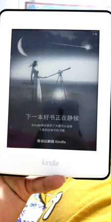 老公心心念念的电子书阅读器，终于给他买了，刚开始纠结是买ireader的阅读器还是买kindle阅读器，经过各方面对比，最终决定买这款。不得不说正确的选择，这款kindle小巧玲珑，携带方便，并且单手操作完全没问题，完美。自从用了京东，电子产品都在京东上购买，质量和服务都有保障。相信京东的质量和服务，会一如既往的支持京东