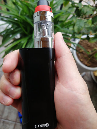 看吧，这是用了三天就这样，放沙发上掉下来了，沙发上掉下来能有多高？关键是还是木地板的？这个质量确实不敢恭维？这个每天都在手上拿着的东西难免会摔一下，但是摔一下就碎了，这个叫大家怎么放心使用，正在用的朋友请拿好哦，要像宝贝一样千万不要一不小心掉下来，不然后果你懂的呵呵？还摔了一个洞各位看看！你们买不买随意吧！