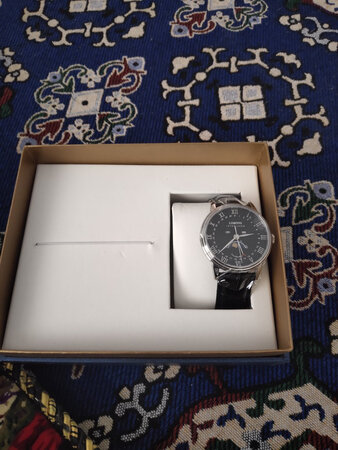 手表收到了，很满意。我想要的款式。买家服务态度很好，快递也很快。