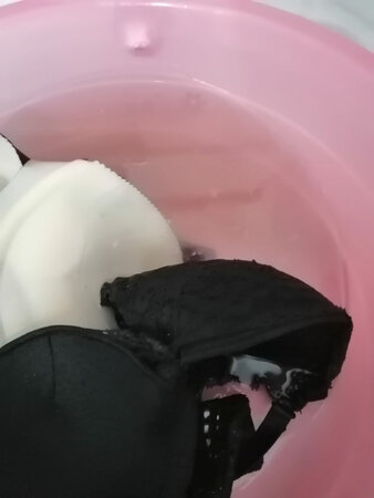 假货，假货，味道特别难闻，比塑料还难闻，各种方法泡，都没有用，还掉色，洗过过还难闻，出现了不同的颜色，卖家服务特别差，不给解决