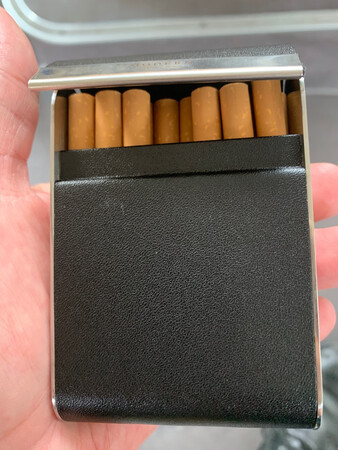 货已收到，外观不错，但塞满十六枝烟有点挤！