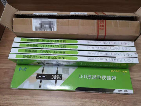 这个电视挂架个人感觉还行，
首先说价格，五个装一百多实在不贵，没想到这东西还可以量贩，哈哈？
其次是设计的还算合理，用它挂乐视的五十寸液晶电视刚刚好，很结实
三是用料还算扎实
四是随机赠送简易水平仪还算贴心
美中不足是细节方面还有待加强，比如说固定方向的两颗螺丝怎么也装不上去，螺丝比缺口大一小圈，设计的缺陷
整体还行，赞一个！