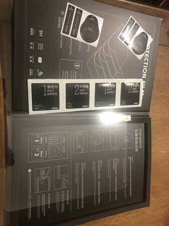质量很好的一张保护膜，高清品质，贴上去对屏幕显示的内容基本没影响，套装里送了两套干湿纸巾和导向除尘贴。一开始不小心把保护膜贴歪了0.5°，在完美主义的作用下，我把保护膜拆除重新贴，没想到拆出来后膜的边角居然没留下痕迹，我把角度调整好后重新贴，贴完完全看不出是重新贴的。