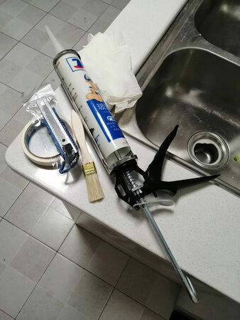物流很快，晚上下单第二天中午就收到了。胶水很好味道不大，还有胶*手套刷子，非常满意。