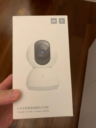 在众多摄像头中选择了小米这款，很庆幸，它没*让我失望！过年家里监控全靠它了，白天和夜晚都很清晰，刚还用监控器偷看我家猫深更半夜在客厅干嘛呢，被小家伙用爪子扑了两下，哈哈，转头被发现了！声音回音有些大，但是不影响离家时远程教育家里的狗子安分点，真的很喜欢这个摄像头！随便发一张晚上的监控吧