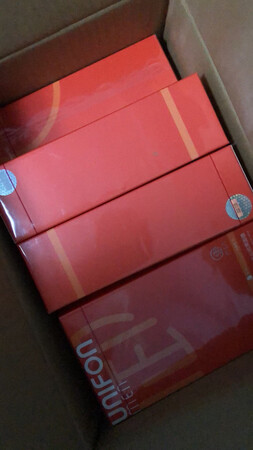 产品质感：一直用很好的
使用感受：一直用很好啊，一年多了。
适合肤质：各种肤质、我这种油腻皮肤都可以、还是不错的，感觉可以用
补水效果：一般吧，
贴合效果：贴合比较紧的？适合男生肤质、就是有点小。
其他特色：没有什么其他特色吧，感觉就一般面膜