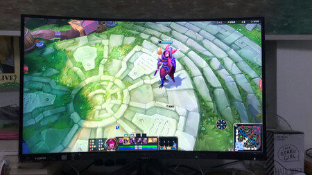 同价格，同尺寸，性价比和配置都拉满了！32寸，2k，ips，144Hz，1ms，不到1700，没有坏点，漏光也可以接受，非常满意！
显色效果：颜色正
刷新率：144
其他特色：IPS，曲面
