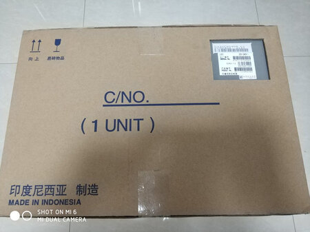 产品包装：双层包装，很结实。里面的包装不会脏。
外形外观：外观小巧大方。安装在办公桌上不占地方。黑色适合公司用。带液晶屏，方便操作。
打印速度：首页输出很快，20秒左右。
打印效果：色彩还原很好，普通A4纸打印很靓丽。满张打印的话。纸张有点湿。
操作难易：使用起来很方便。按屏幕显示操作起来没有难度。首次使用充墨水的时间要20分钟左右。有点长。
其他特色：这台机器充墨水的时候有点漏墨水，纸张边角有点墨水