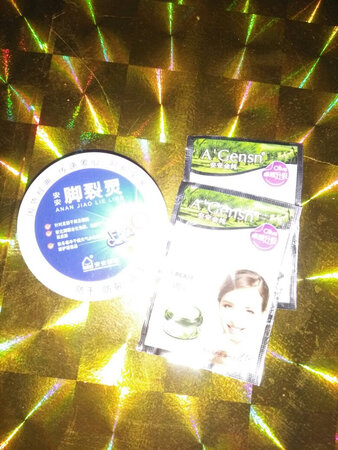 非常好的脚裂灵，滋润而不油腻，感谢商家还赠了两袋橄榄油，很满意，用完还会回购的。