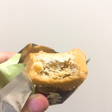 以前吃过这个厚切的凤梨酥一直很喜欢 京东物流很快也很方便于是就买了 这个不算很甜 小朋友大人都可以食用 看了这个系列还有其他芒果 椰子 味道的 都没有试过 看来下次可以入手 每盒有六个 都是独立包装的 很方便