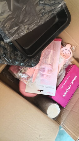总的来说还是不错的，尤其在材质上，那几个盘子确实都是不粘锅的材质，想必清洗的时候会方便很多，就是包装简陋了些，装在里面有些挤，还有个问题就是这么多这么杂的东西，储存以及摆放是个问题，所以需要想好办法放在厨房什么地方，不过备好现在就等抽时间好好一展厨艺了，外观上还行，适合小女孩儿