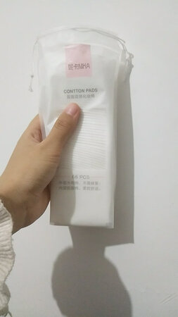 就剩了两片卸妆棉才想起来买的，京东物流超赞，很快就收到了，解决了我的燃眉之急，包装方便好看，而且很实惠，挺吸水的，厚度可以，蓬松柔软，呵护皮肤，便携装，方便携带，实习带着半个月绝对够，而且不占位置，拍个照给大家参考一下大小跟厚度，在京东自营买东西便捷又放心