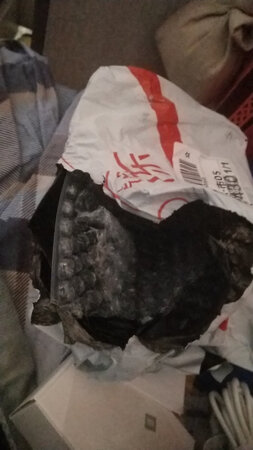 包装盒都舍不得包泡沫盒子都这样子了。最差的一次交易