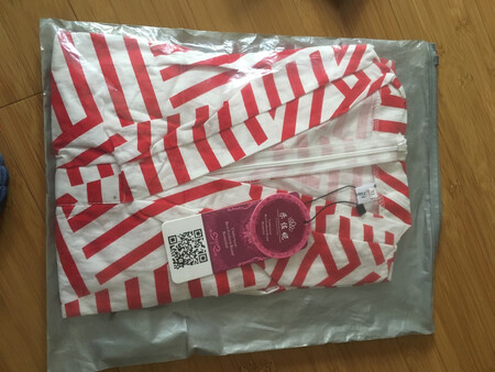 衣服还凑合，买了四件，到手三件，问客服，连问了三天，客服态度很好就是没什么效率，每次问完都回复稍等，然后就无音信了