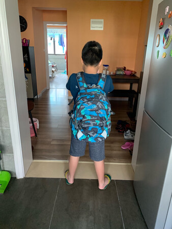 第二次买了，这款类型质量很好，德系的书包设计风格理念就是棒，赞一个JUSTGO 书包，儿子超级喜欢，帅帅哒，蓝色地图也超级好看，京东商城发货快，服务好，品质服务都一流。