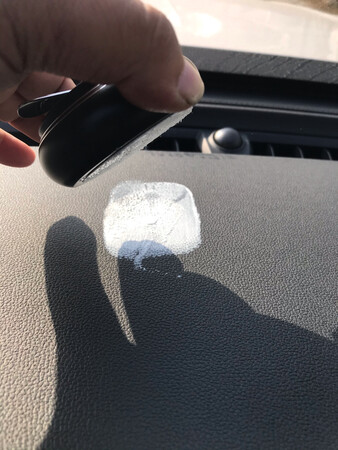 没香味，才用一个月，下面的胶就沾不住了，下面沾的胶还难擦的很，