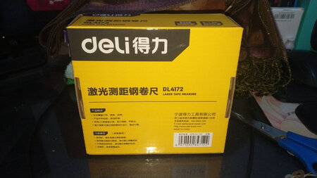 包装完美，不管快递包还是本体外包装盒都很不错
本体大致不错，就是液晶屏右下角表面有刮痕很不好看
操作上有一点很捉急，激光的投射时间只有30秒左右，不够操作者确认测量是否准确，液晶屏显示大致在2分钟亮屏1分钟，感觉实际操作记录时间也不够。只能说勉强对的起一分价格一分货。