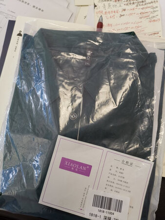 衣服质量很好，价格合理，尺寸标准，材质是百分之九十五的纯棉面料的，衣服制作的很有型，穿着很舒服，就是不知道洗涤后掉 不掉色了，也不知道洗涤后是否会变型，这个待后期在作追加评价吧，店家发货有点慢这次给予批评警告否则以后就不买你家货，快递员送货快给予表扬，总之在京东网上购物很开心的。
