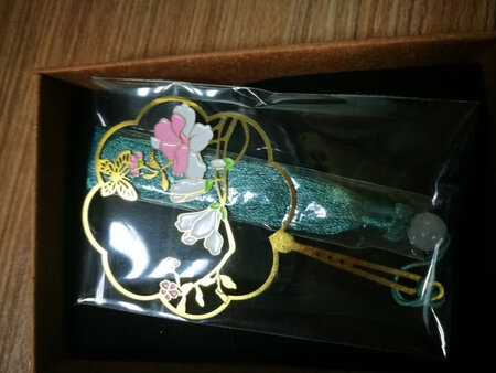 很不错的书签，古香古色，这款书签是送给离职同事的小礼物，她喜欢看书，并且是那种很有气质的人，喜欢这种类型的书签，所以买来送给她当做纪念，东西做工很好，没有掉漆之类的小问题，色泽鲜亮，雕工细致，作为小礼物很合适，京东配送一流，基本上隔天就收到货，特别棒的体验，会继续光顾哒！