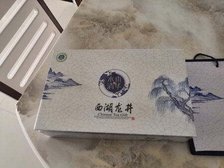 一直东京自营买茶叶，品质，时效性都是京东一直不变的态度。以前买过几次白茶、雀舌等等，都很好，第一次买龙井，看评价不错，包装大气有档次，买来送人的，暂时还不知道口感如何！希望不会让人夫望。过段时间再来追平！