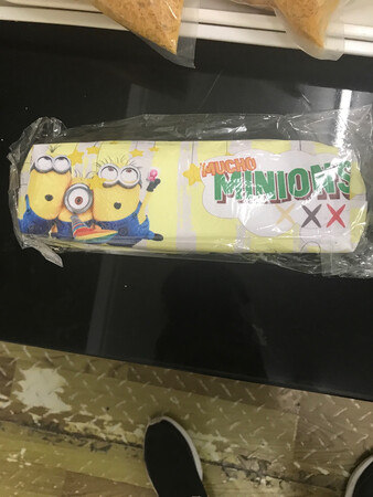 书包的质量很好，做工也很精细。就是文具盒不是美国队长变成小黄人，而且文具盒的质量很差。我儿子不是很喜欢，还是有一点小遗憾