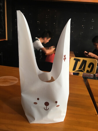 卖家服务态度好，发货很快，衣服收到了，和图片一样，没有色差，质量很不错，穿上很合身！