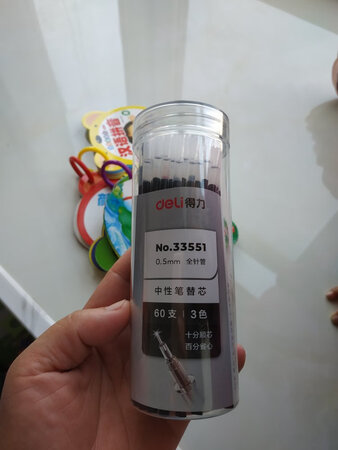 得力的文具是经营很多年的老牌子，实力值得信任。这次买的笔芯书写流畅，造型简单大方。60支圆桶装这个比较实惠，里面搭配红色笔芯和蓝色笔芯各两支，其余为黑色，对家里有学生或用笔较多的家庭、办公室蛮不错一款产品，推荐给大家。